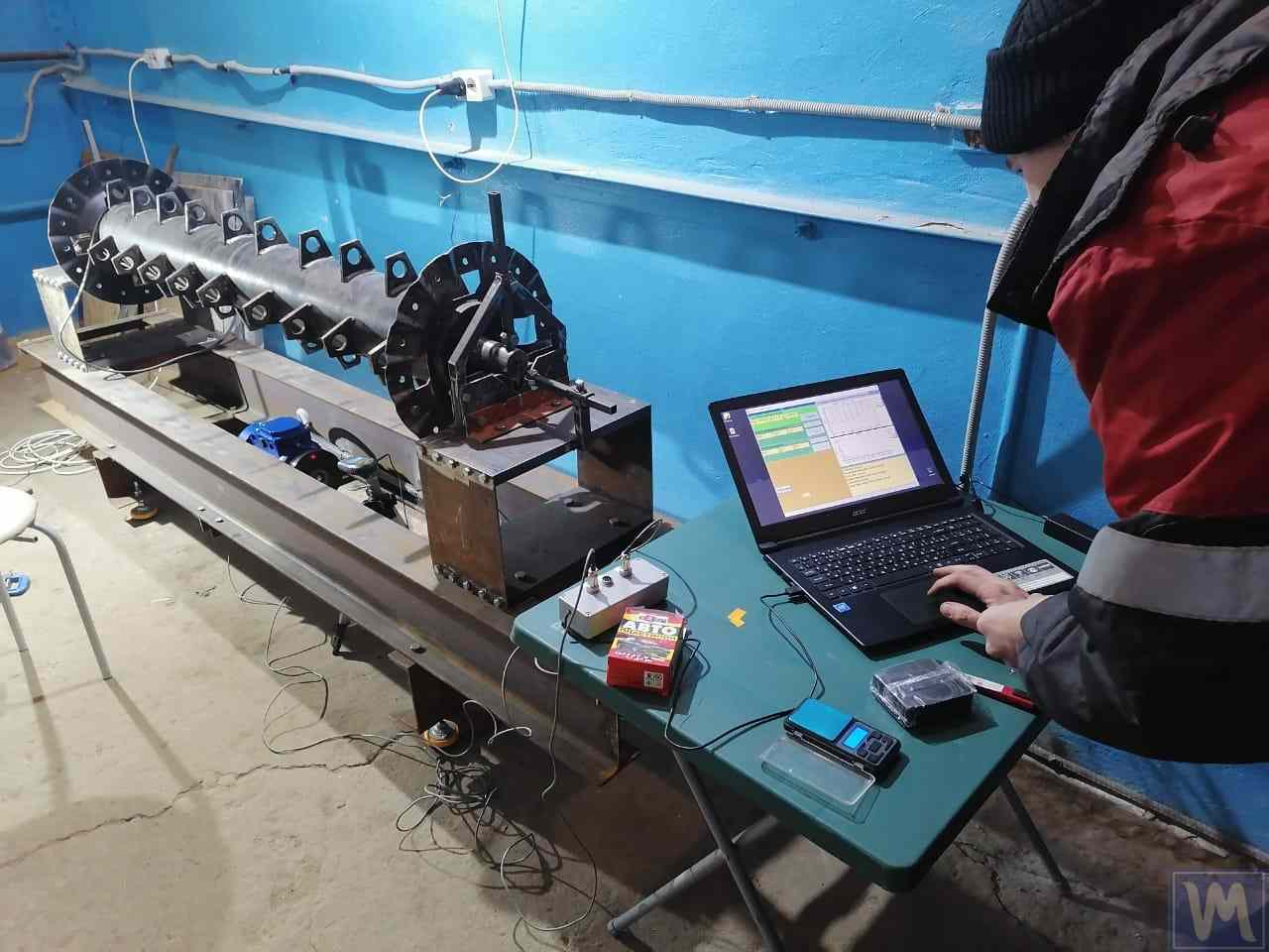 Starsza wyważarka modernizowana za pomocą nowoczesnego systemu pomiarowego Balanset-1A OEM.