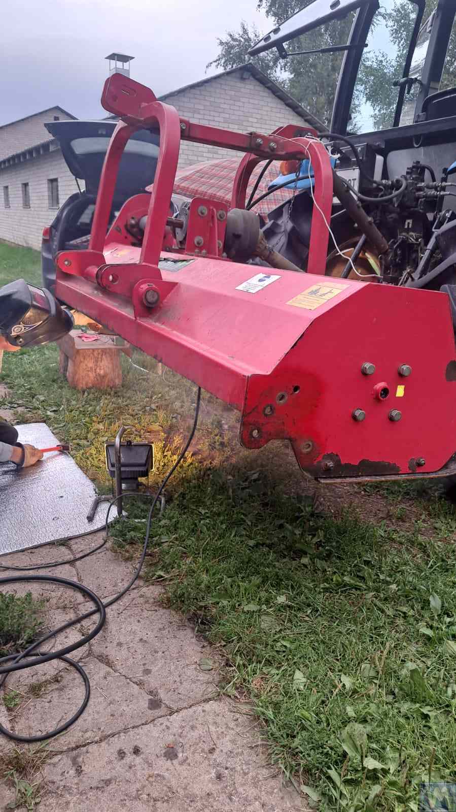 Inżynier Vibromera podczas wyważania mulczera